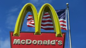 mcdonalds-ceo-employee-arrest-wages.si